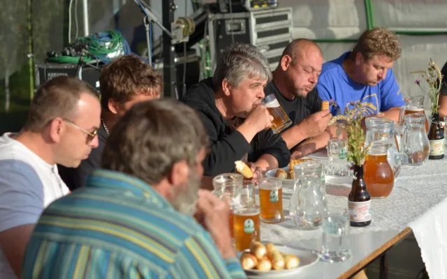 FOTO: Pivo teklo proudem. Pivovarské slavnosti oživily Lhotu pod Kosířem
