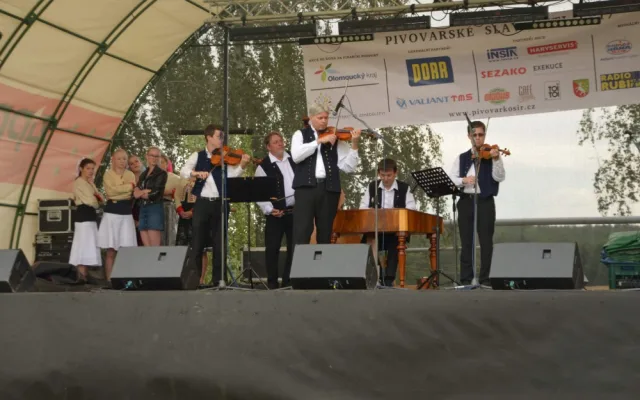 FOTO: Pivo teklo proudem. Pivovarské slavnosti oživily Lhotu pod Kosířem