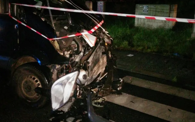 FOTO: Dodávka kapely Wohnout se při cestě z Benátské! střetla s autobusem