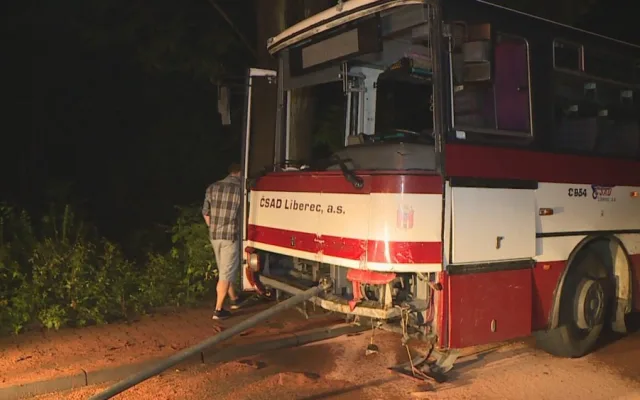 FOTO: Dodávka kapely Wohnout se při cestě z Benátské! střetla s autobusem