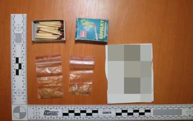 Policie dopadla dealery pervitinu ve Šternberku. Zboží vařili v autě