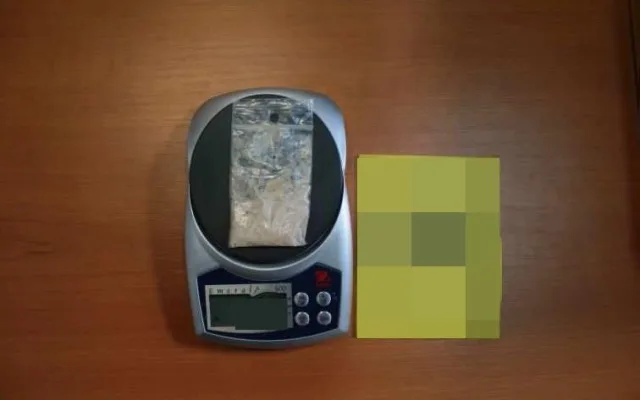 Policie dopadla dealery pervitinu ve Šternberku. Zboží vařili v autě