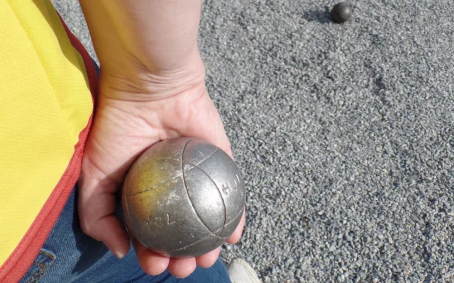 FOTO: Na Korunní pevnůstce se odehrál desátý ročník Mozartových koulí. V pétanque se utkalo 37 soupeřů