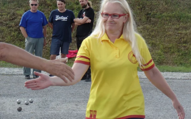 FOTO: Na Korunní pevnůstce se odehrál desátý ročník Mozartových koulí. V pétanque se utkalo 37 soupeřů