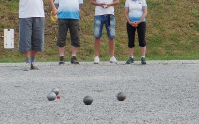 FOTO: Na Korunní pevnůstce se odehrál desátý ročník Mozartových koulí. V pétanque se utkalo 37 soupeřů