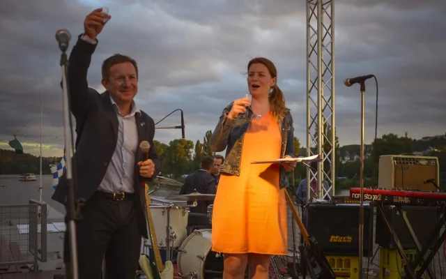 Rektor UP Olomouc Jaroslav Miller přípíjí party absolventů Olomouc v Praze! na pražské Náplavce.