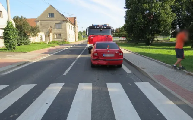 Dvě auta zastavila na přechodu pro chodce, třetí do nich narazilo. Zřejmě kvůli nepozornosti řidiče