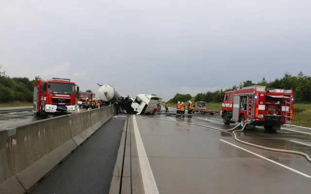 Cisterna havarovala na D1 u Bělotína, kompletně zablokovala provoz na dálnici
