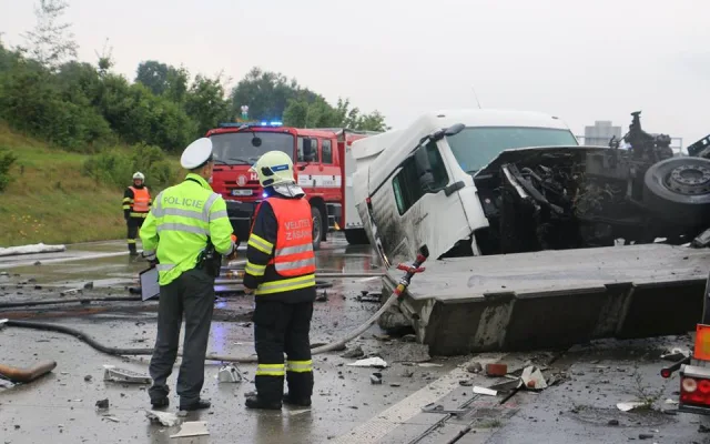 Cisterna havarovala na D1 u Bělotína, kompletně zablokovala provoz na dálnici