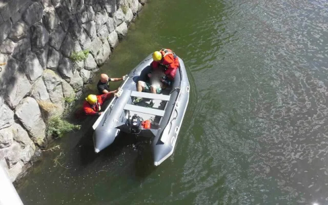 Tonoucího muže udržoval na hladině několik minut policejní psovod. Život nezachraňoval poprvé