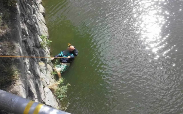 Tonoucího muže udržoval na hladině několik minut policejní psovod. Život nezachraňoval poprvé