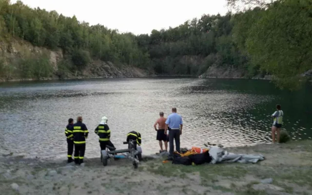 Na Výklekách se zranil muž při pádu z výšky. Zasahovat museli hasiči na člunu i záchranářský vrtulník