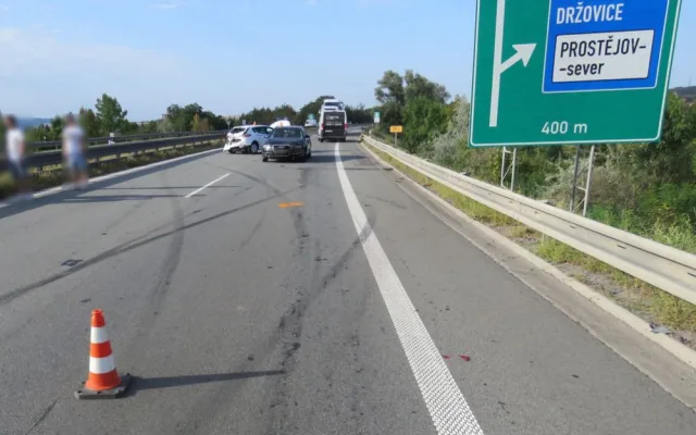 FOTO: Řidič nedobrzdil kolonu, dostal smyk a narazil do stojícího auta