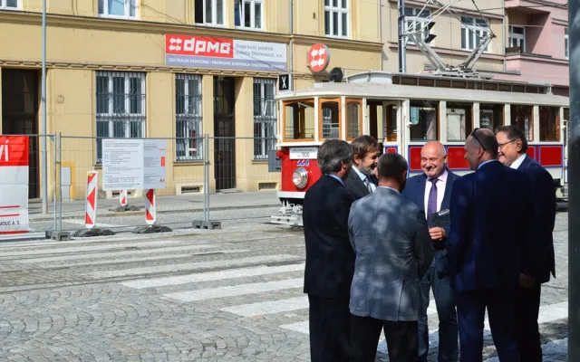 Tramvajová křižovatka v Legionářské ulici je opět průjezdná. Stavba byla dokončena s předstihem