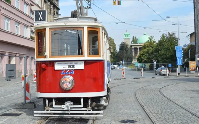 Tramvajová křižovatka v Legionářské ulici je opět průjezdná. Stavba byla dokončena s předstihem