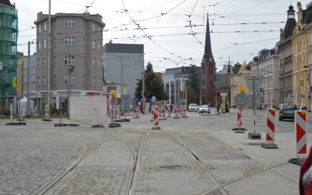 Tramvajová křižovatka v Legionářské ulici je opět průjezdná. Stavba byla dokončena s předstihem