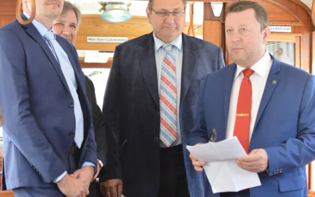 Tramvajová křižovatka v Legionářské ulici je opět průjezdná. Stavba byla dokončena s předstihem