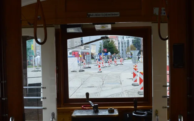 Tramvajová křižovatka v Legionářské ulici je opět průjezdná. Stavba byla dokončena s předstihem