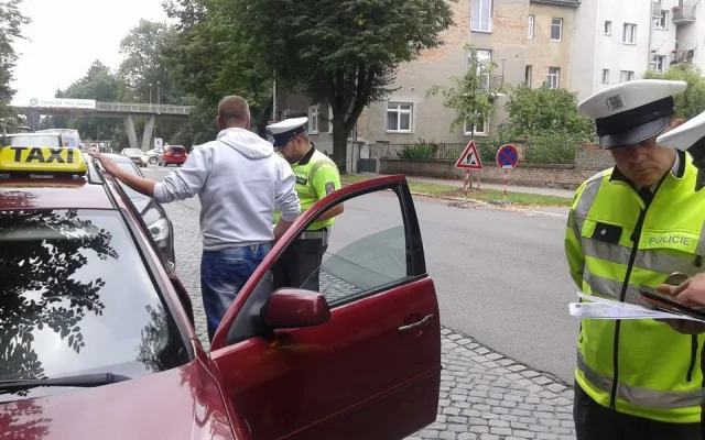 Policisté se v Olomouci zaměřili na taxikáře. Přestupky se týkaly hlavně technických stavů vozidel