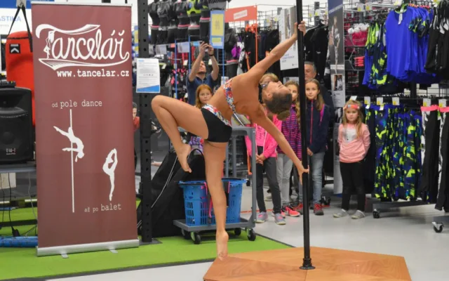 FOTOGALERIE: Decathlon o víkendu ožil tancem. K vidění byl pole dance i taneční workshop