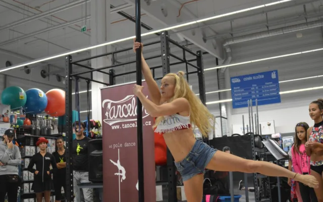 FOTOGALERIE: Decathlon o víkendu ožil tancem. K vidění byl pole dance i taneční workshop