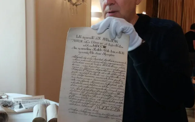 FOTO: Rekonstrukce radnice odhalila vzácný kus historie. V tubusu město nalezlo archivní listiny