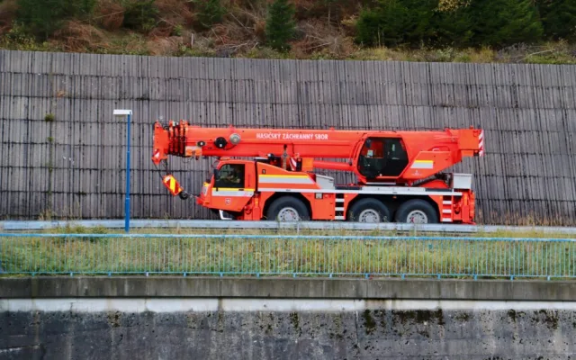 FOTO: Elektrárna Dlouhé stráně kvůli páteční nehodě autojeřábu stále stojí. Zabil se při ní dělník