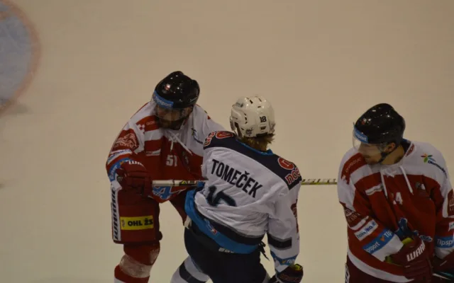 FOTOGALERIE: Olomoučtí hokejisté rozstříleli Piráty z Chomutova 5:2
