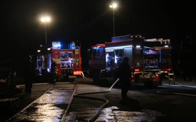 VIDEO: V Holici se přes noc rozpoutal velký požár haly