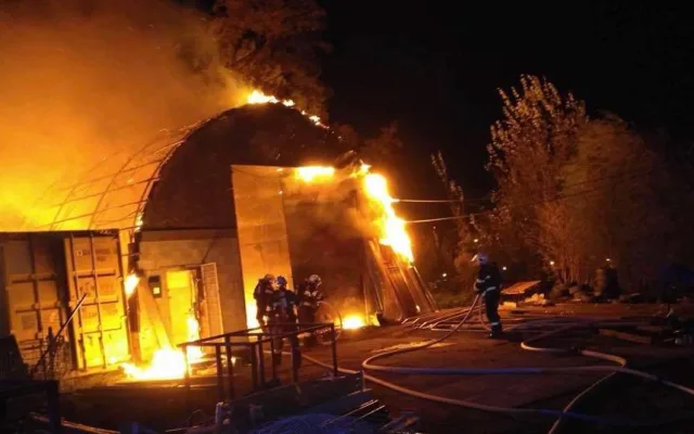 VIDEO: V Holici se přes noc rozpoutal velký požár haly