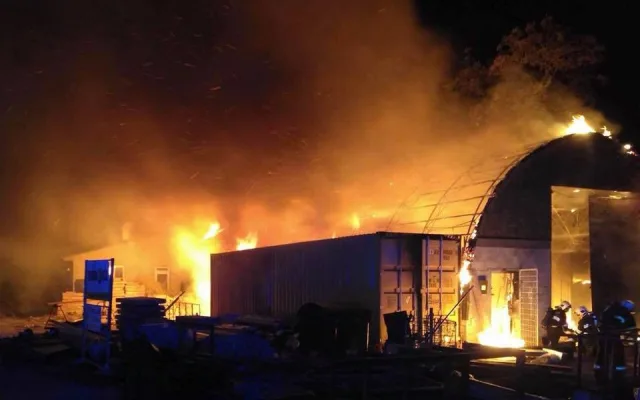 VIDEO: V Holici se přes noc rozpoutal velký požár haly