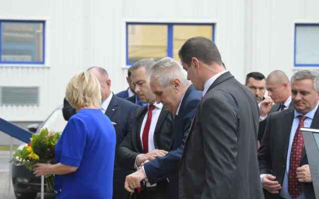 FOTOGALERIE: Prezident Zeman navštívil Babišovu Olmu. Symbolicky si připil mlékem