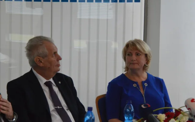 FOTOGALERIE: Prezident Zeman navštívil Babišovu Olmu. Symbolicky si připil mlékem
