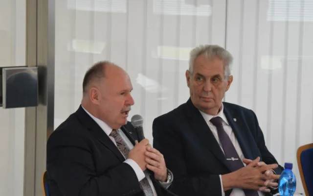 FOTOGALERIE: Prezident Zeman navštívil Babišovu Olmu. Symbolicky si připil mlékem