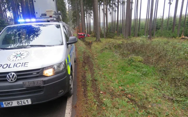 FOTO: Auta, jedoucí po úzké silnici, se střetla bokem. Při nehodě se dva lidé zranili