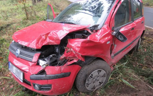 FOTO: Auta, jedoucí po úzké silnici, se střetla bokem. Při nehodě se dva lidé zranili
