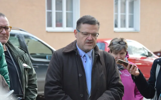 FOTO: U Hálkovy školy byl položen pamětní Kámen zmizelých. Je věnován obětem holokaustu