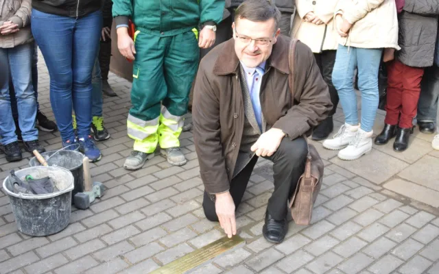FOTO: U Hálkovy školy byl položen pamětní Kámen zmizelých. Je věnován obětem holokaustu