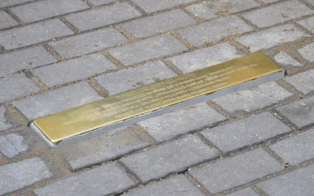 FOTO: U Hálkovy školy byl položen pamětní Kámen zmizelých. Je věnován obětem holokaustu