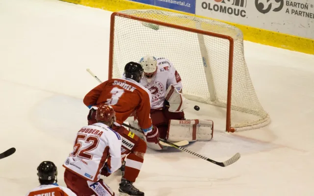 FOTOGALERIE: Braňo Konrád si připsal šestou nulu. Mora smetla Třinec 4:0