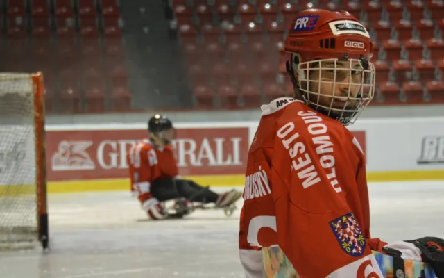 REPORTÁŽ: Zatrénovali jsme si se sledge hokejisty, pro které budeme prodávat 25. listopadu punč