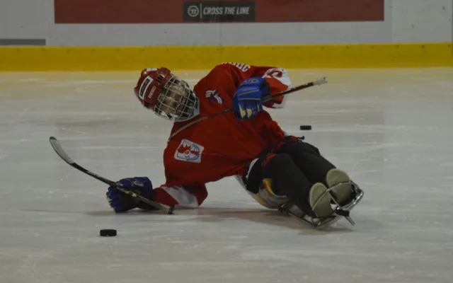 REPORTÁŽ: Zatrénovali jsme si se sledge hokejisty, pro které budeme prodávat 25. listopadu punč