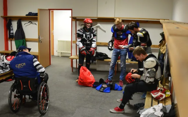 REPORTÁŽ: Zatrénovali jsme si se sledge hokejisty, pro které budeme prodávat 25. listopadu punč