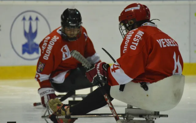 REPORTÁŽ: Zatrénovali jsme si se sledge hokejisty, pro které budeme prodávat 25. listopadu punč