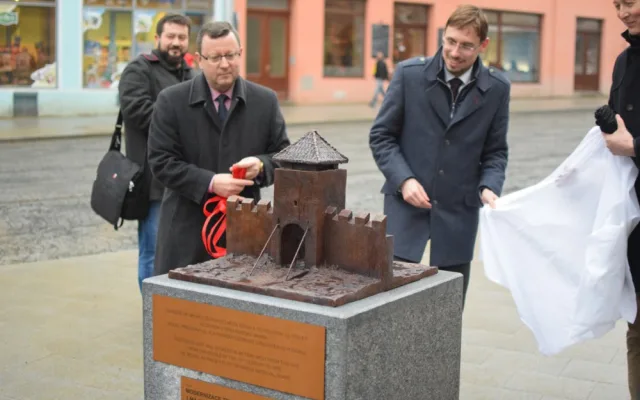 FOTO: Třída 1. máje je otevřena. Pozůstatky Hradské brány bude přípomínat bronzový model