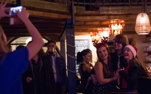 FOTOGALERIE: V Jazz Tibet Clubu se o víkendu točil videoklip k vánoční písni Zázraky přání