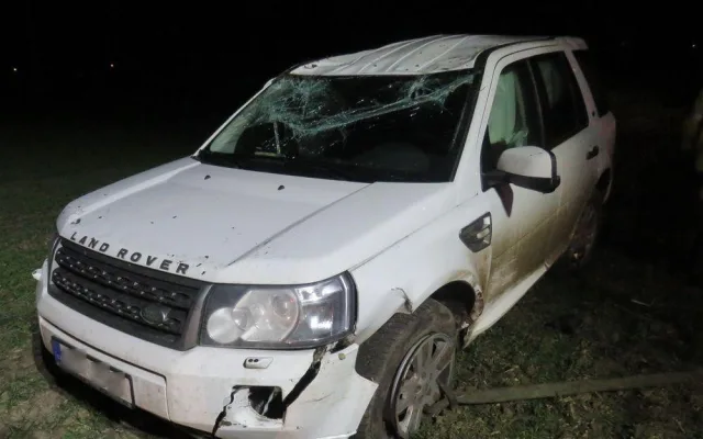 Škoda na převráceném Land Roveru se vyšplhala na tři sta tisíc
