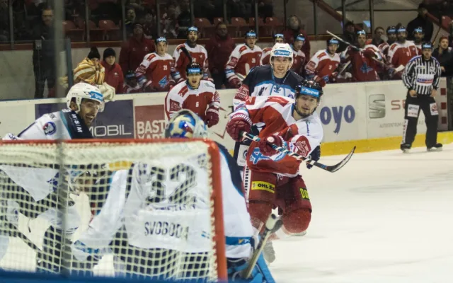 FOTOGALERIE: Mora doma podlehla Plzni 2:4, na šití do šaten musel Kuba Galvas a Honza Jaroměřský