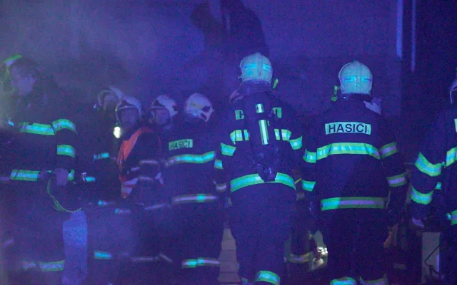 V Horních Moštěnicích vzplála bytovka, evakuováno muselo být 13 lidí. Šest z nich, včetně dětí, skončilo v nemocnici