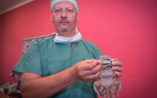 Unikátní meziobratlový implantát, který vymyslel olomoucký primář, už úspěšně pomáhá pacientům